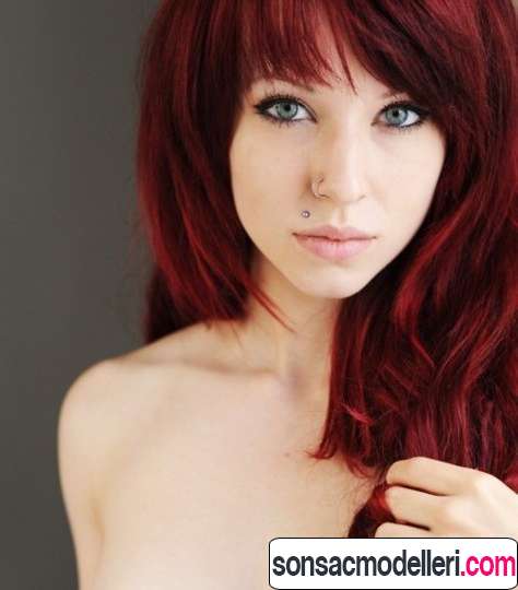 Koyu kızıl uzun dalgalı saç modeli