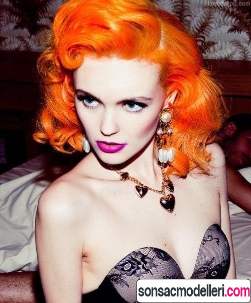 Orta boy neon turuncu saç modeli