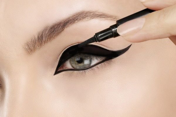 Mükemmel Göz Makyajı İçin En İyi 7 Eyeliner Önerisi